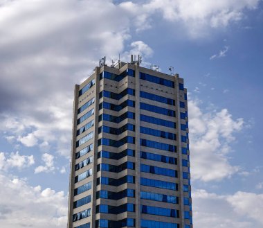 Tiflis, Gürcistan - Sep 22, 2018. Şehir merkezinde modern bir bina. Tiflis, yaklaşık 1,5 milyon nüfusuyla Gürcistan 'ın en büyük şehridir..