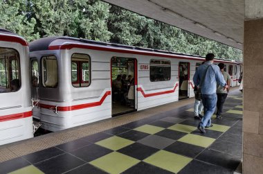 Tiflis, Gürcistan - Sep 22, 2018. Tiflis, Georgia 'daki metro istasyonu. Tiflis, Mtkvari Nehri 'nin her iki kıyısına da yayılan eski ve canlı bir başkent..