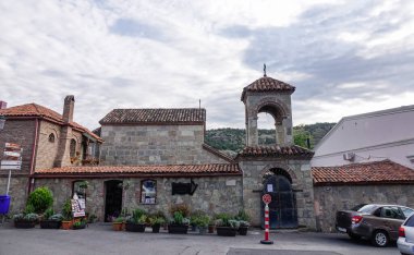 Tiflis, Gürcistan - Sep 22, 2018. Gürcistan 'ın eski Tiflis kasabası. Tiflis, Mtkvari Nehri 'nin her iki kıyısına da yayılan eski ve canlı bir başkent..