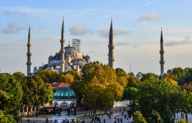 İstanbul, Türkiye - 29 Eylül 2018. İstanbul, Türkiye 'deki Mavi Cami manzarası. Sultanahmet Camii (Mavi Cami), Türkiye 'nin en görkemli binalarından biridir..