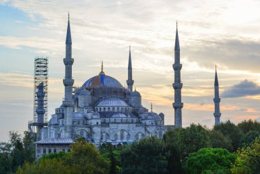 İstanbul, Türkiye - 29 Eylül 2018. İstanbul, Türkiye 'deki Mavi Cami manzarası. Sultanahmet Camii (Mavi Cami), Türkiye 'nin en görkemli binalarından biridir..