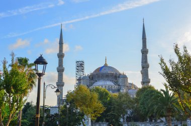 İstanbul, Türkiye - 29 Eylül 2018. İstanbul, Türkiye 'deki Mavi Cami manzarası. Sultanahmet Camii (Mavi Cami), Türkiye 'nin en görkemli binalarından biridir..