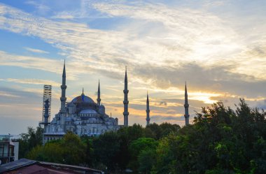 İstanbul, Türkiye - 29 Eylül 2018. İstanbul, Türkiye 'deki Mavi Cami manzarası. Sultanahmet Camii (Mavi Cami), Türkiye 'nin en görkemli binalarından biridir..