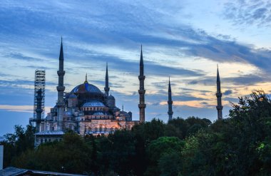 İstanbul, Türkiye - 29 Eylül 2018. İstanbul Alacakaranlıktaki Mavi Cami, Türkiye. Sultanahmet Camii (Mavi Cami), Türkiye 'nin en görkemli binalarından biridir..