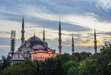 İstanbul, Türkiye - 29 Eylül 2018. İstanbul Alacakaranlıktaki Mavi Cami, Türkiye. Sultanahmet Camii (Mavi Cami), Türkiye 'nin en görkemli binalarından biridir..