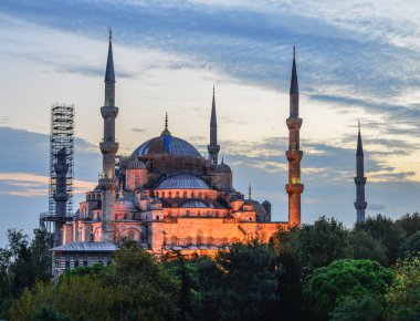İstanbul, Türkiye - 29 Eylül 2018. İstanbul Alacakaranlıktaki Mavi Cami, Türkiye. Sultanahmet Camii (Mavi Cami), Türkiye 'nin en görkemli binalarından biridir..