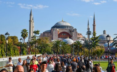 İstanbul, Türkiye - 29 Eylül 2018. Türkiye 'nin İstanbul kentindeki Mavi Cami' yi ziyaret ediyorlar. Sultanahmet Camii (Mavi Cami), Türkiye 'nin en görkemli binalarından biridir..