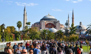 İstanbul, Türkiye - 29 Eylül 2018. Türkiye 'nin İstanbul kentindeki Mavi Cami' yi ziyaret ediyorlar. Sultanahmet Camii (Mavi Cami), Türkiye 'nin en görkemli binalarından biridir..