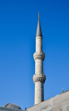 İstanbul, Türkiye 'deki Mavi Cami' nin Minaresi. Sultanahmet Camii (Mavi Cami), Türkiye 'nin en görkemli binalarından biridir..