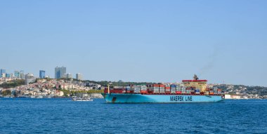 İstanbul, Türkiye - 28 Şubat 2018. İstanbul, Türkiye 'deki İstanbul Boğazı' ndaki Maersk Hattı kargo gemisi. İstanbul 'un Avrupa bölgesini İstanbul' un Asya kesiminden ayıran Boğaz.