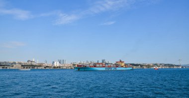 İstanbul, Türkiye - 28 Şubat 2018. İstanbul, Türkiye 'deki İstanbul Boğazı' ndaki Maersk Hattı kargo gemisi. İstanbul 'un Avrupa bölgesini İstanbul' un Asya kesiminden ayıran Boğaz.