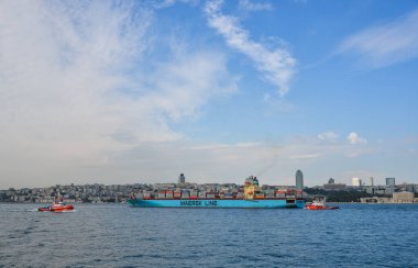 İstanbul, Türkiye - 28 Şubat 2018. İstanbul, Türkiye 'deki İstanbul Boğazı' ndaki Maersk Hattı kargo gemisi. İstanbul 'un Avrupa bölgesini İstanbul' un Asya kesiminden ayıran Boğaz.