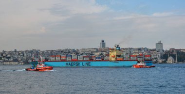 İstanbul, Türkiye - 28 Şubat 2018. İstanbul, Türkiye 'deki İstanbul Boğazı' ndaki Maersk Hattı kargo gemisi. İstanbul 'un Avrupa bölgesini İstanbul' un Asya kesiminden ayıran Boğaz.