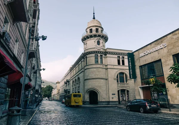 Tiflis, Gürcistan - Sep 22, 2018. Gürcistan 'ın eski Tiflis kasabası. Tiflis, Mtkvari Nehri 'nin her iki kıyısına da yayılan eski ve canlı bir başkent..