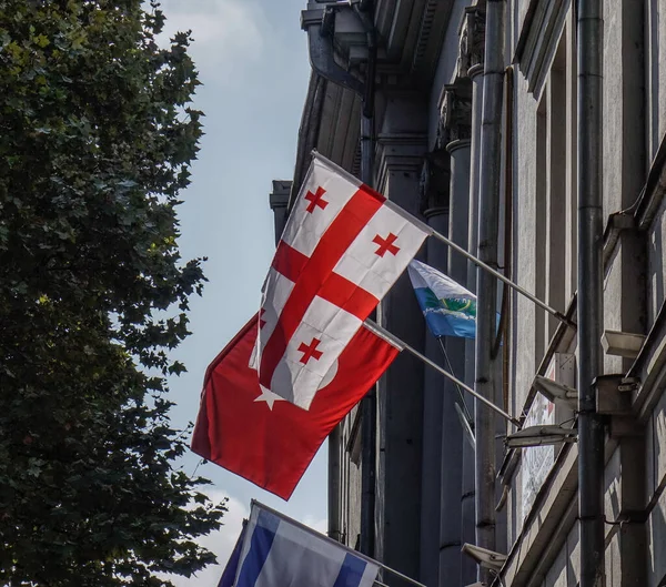 Bandiera Nazionale Georgiana Appesa Nel Vecchio Edificio Tbilisi Georgia — Foto Stock