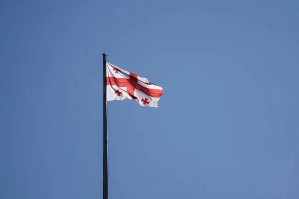 Drapeau National Géorgie Agitant Sous Ciel Bleu — Photo