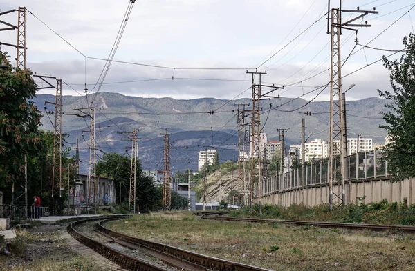 Tiflis Georgia Septiembre 2018 Paisaje Montañoso Con Vías Férreas Tiflis —  Fotos de Stock