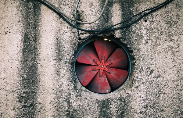 Sebuah Ventilator Merah Dinding Tua Gudang Tbilisi Georgia — Stok Foto