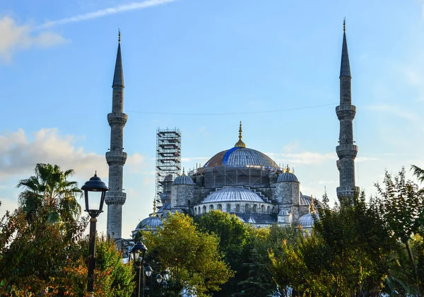 土耳其伊斯坦布尔 2018年9月29日 土耳其伊斯坦布尔蓝色清真寺的景观 Sultan Ahmet Camii 蓝色清真寺 是土耳其最宏伟的建筑之一 — 图库照片