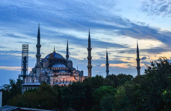 土耳其伊斯坦布尔 2018年9月29日 土耳其伊斯坦布尔黄昏时分的蓝色清真寺 Sultan Ahmet Camii 蓝色清真寺 是土耳其最宏伟的建筑之一 — 图库照片