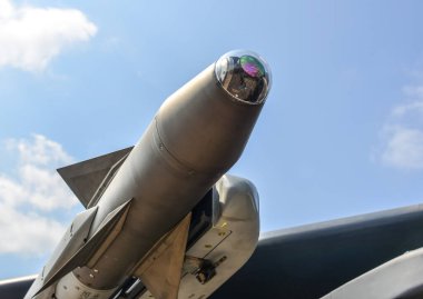 Singapur - 10 Şubat 2018. Changi Hava Üssü 'nde savaş uçağında asılı bir füze. Savunma maliyetleri artıyor, özellikle Doğu Asya 'da..