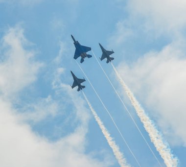 Singapur - 10 Şubat 2018. McDonnell Douglas F-15 sg Strike Eagle Rsaf50 şemasına karşı F-16 Fighting Falcon Singapur 'daki Changi Hava Üssü yakınlarında sergileniyor..