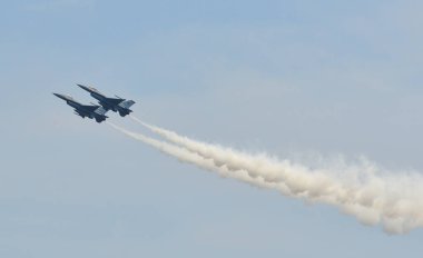 Singapur - 10 Şubat 2018. RSAF Genel Dinamik F-16 Savaşçı Şahin Changi Hava Üssü yakınlarında uçuyor, Singapur.