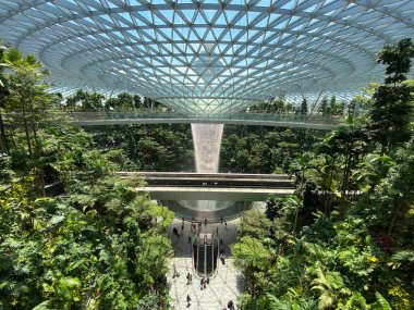 Singapur - 13 Şubat 20120. Yağmur Girdabı, 40 metre yüksekliğindeki kapalı bir şelale Singapur Changi Havaalanı 'nın Mücevherleri' nin içinde yer alıyor..