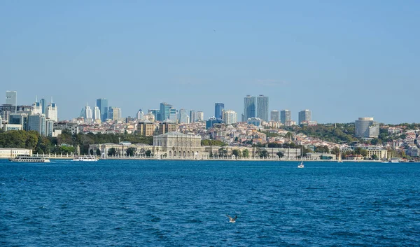 İstanbul, Türkiye - 28 Şubat 2018. İstanbul, Türkiye 'de Boğaz manzarası. İstanbul 'un Avrupa bölgesini İstanbul' un Asya kesiminden ayıran Boğaz.