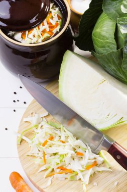 Asitleme için hazırlanan taze lahana