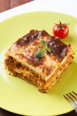 bir tabak lezzetli lazanya bölümü 