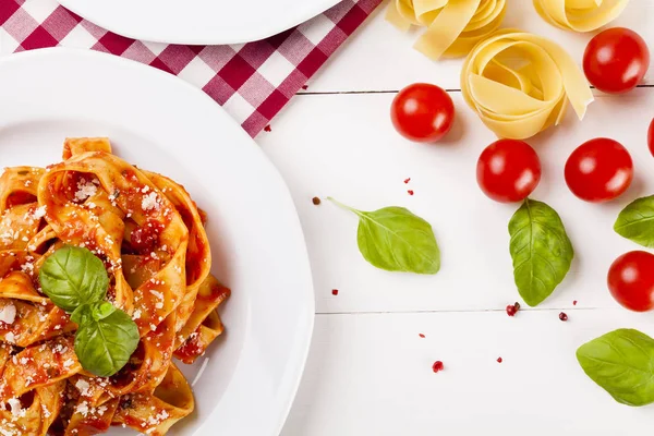 Tagiatelle de pasta con tomate —  Fotos de Stock