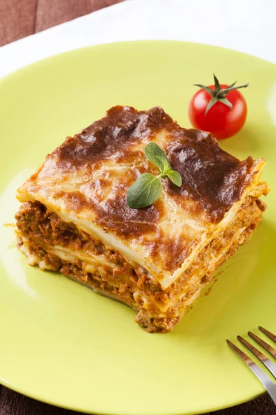 Část chutné lasagne na talíři — Stock fotografie