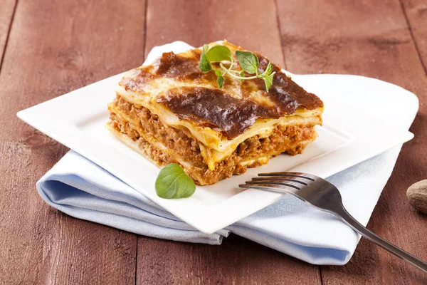 Část chutné lasagne na talíři — Stock fotografie