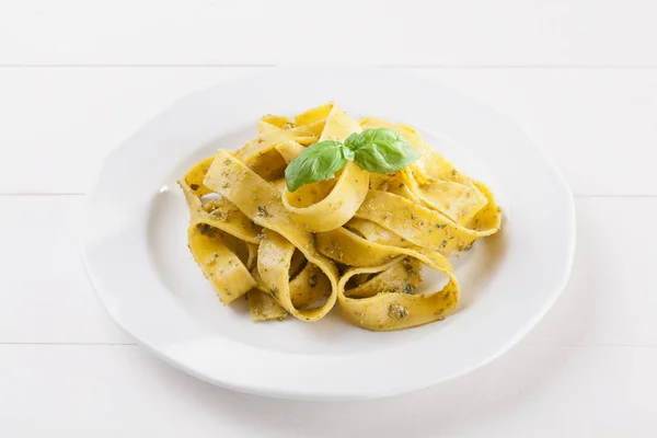 Tagiatelle de pasta con pesto — Foto de Stock