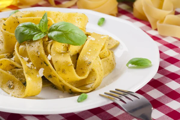 Pasta tagiatelle al pesto — Foto Stock