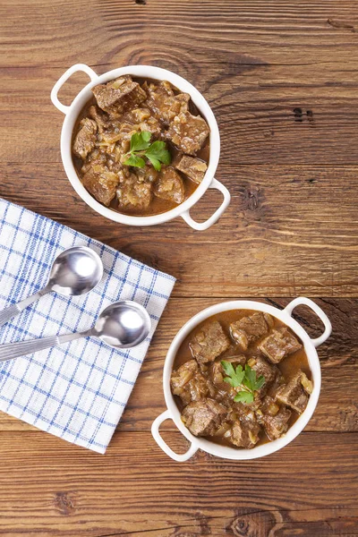 Guisado de carne servida com pão — Fotografia de Stock