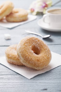 Bir fincan kahve ile hizmet taze çörek 