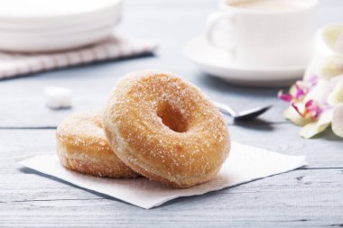 Bir fincan kahve ile hizmet taze çörek 