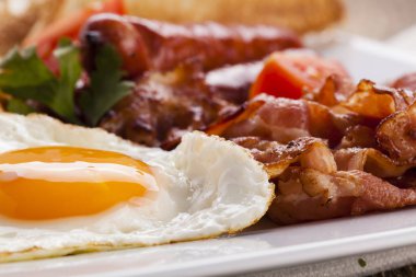 Tam İngiliz kahvaltısı pastırma, sosis, sahanda yumurta, pişmiş bea