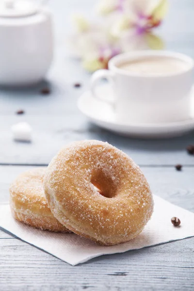 Donut frais servi avec une tasse de café — Photo