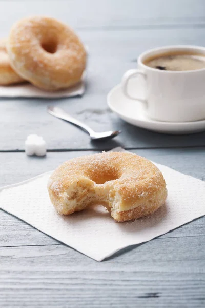 Frischer Donut serviert mit einer Tasse Kaffee — Stockfoto