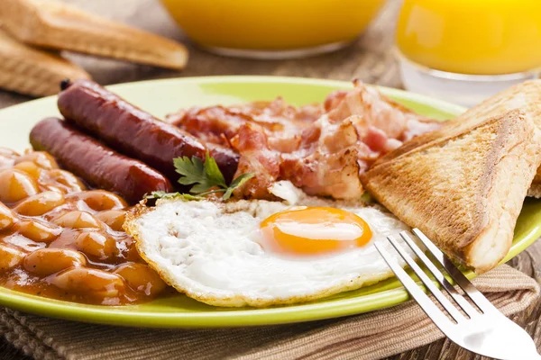 Café da manhã inglês completo com bacon, salsicha, ovo frito, bea assada — Fotografia de Stock