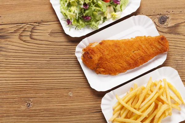Pesce fritto e patatine fritte su un vassoio di carta — Foto Stock