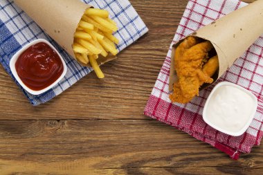 Nuggets ve bir kağıt torba bir dalış ile servis fişleri 