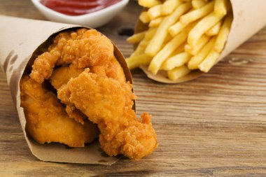 Nuggets ve bir kağıt torba bir dalış ile servis fişleri 