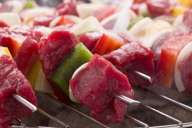 Ham sığır eti şiş ızgara için hazır