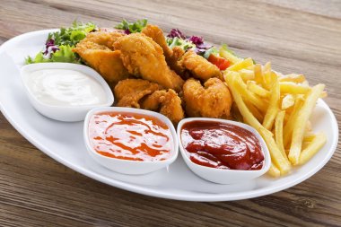 Nuggets ve bir plaka üzerinde fiş daldırma ve salata ile servis 