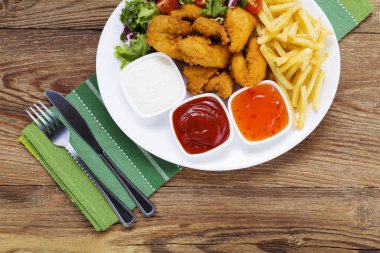 Nuggets ve bir plaka üzerinde fiş daldırma ve salata ile servis 