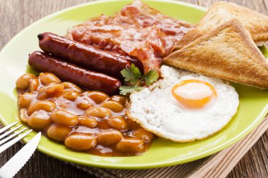 Tam İngiliz kahvaltısı pastırma, sosis, sahanda yumurta, pişmiş bea